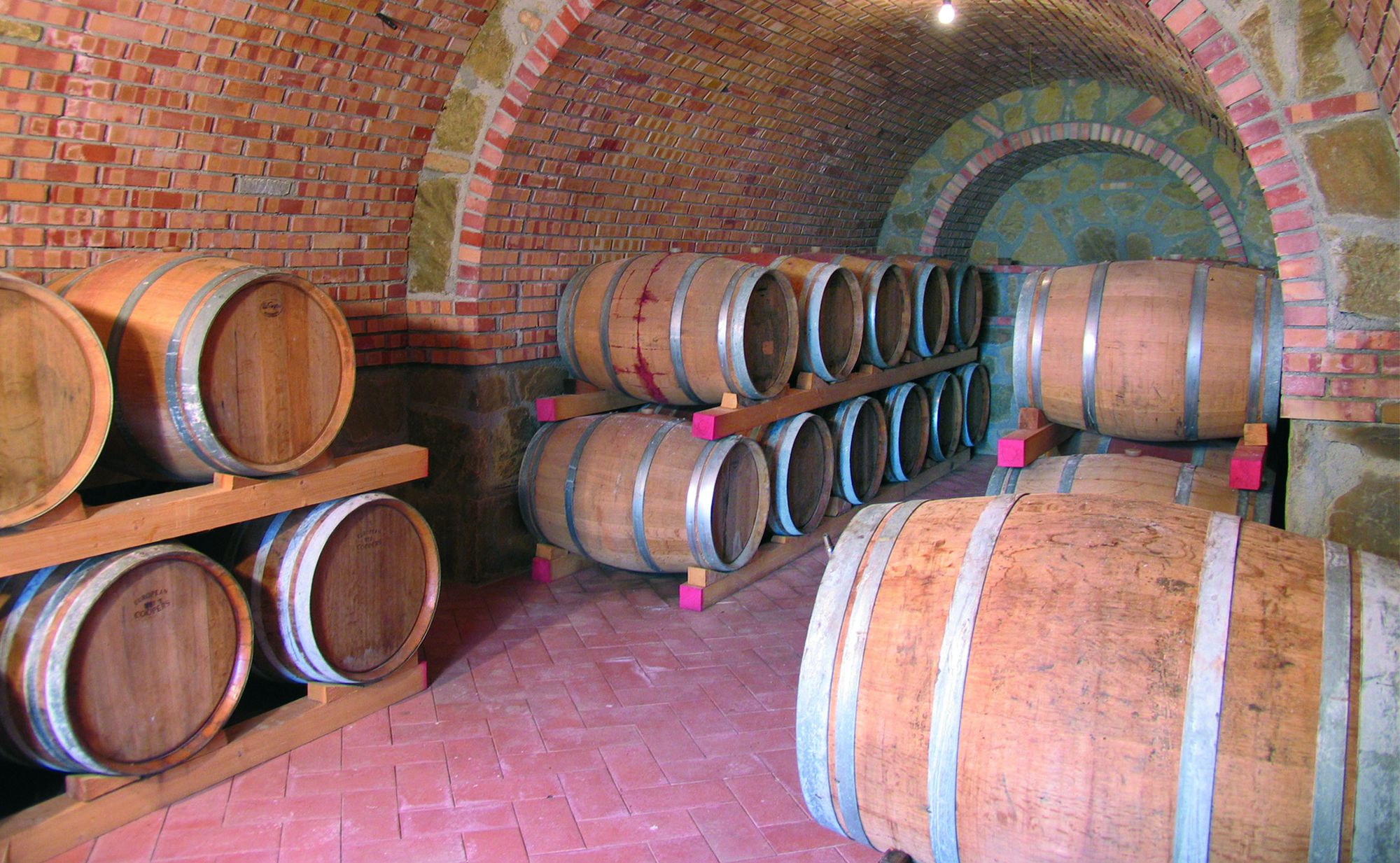 Botti di rovere nelle grotte di arenaria