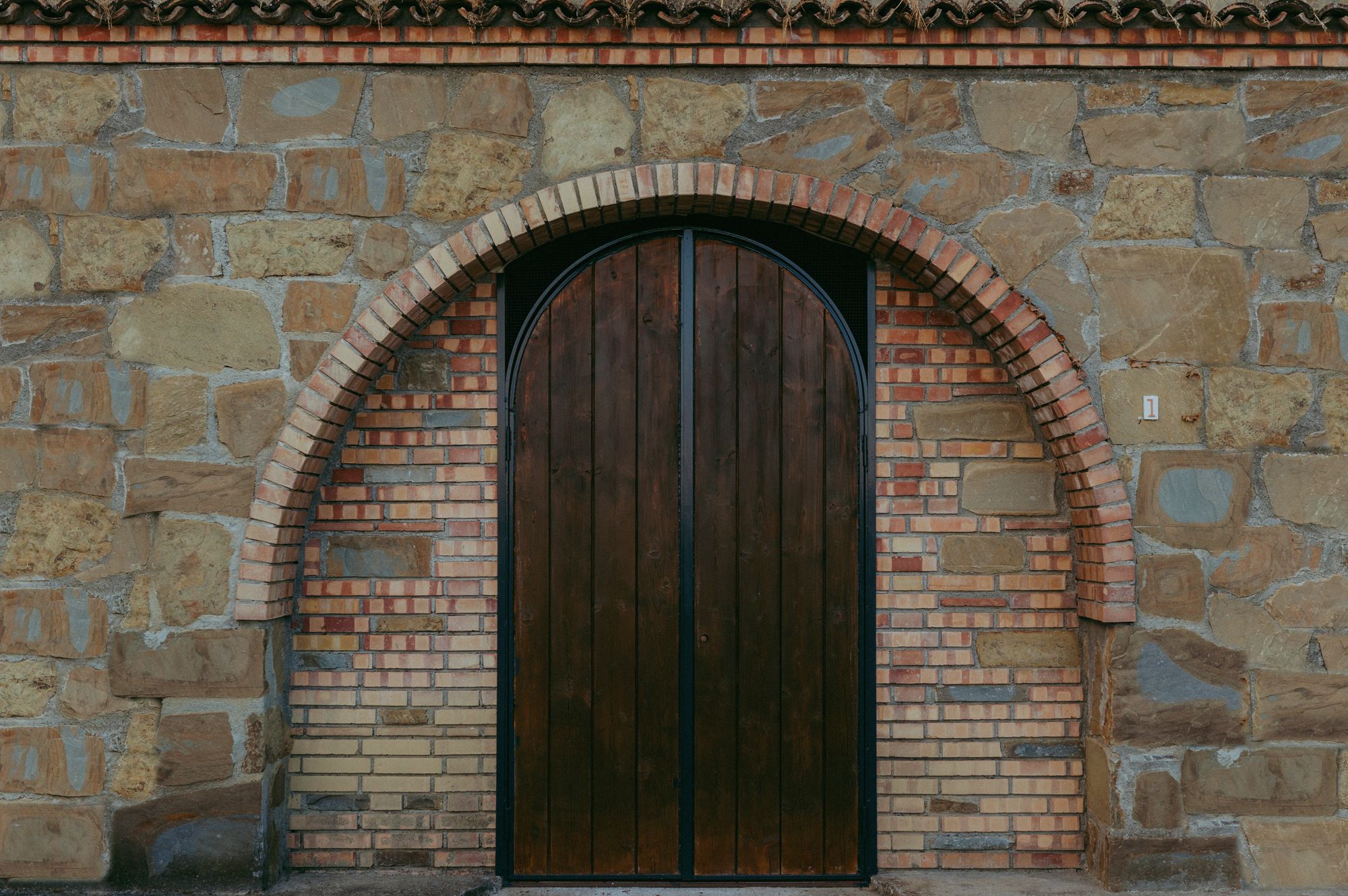 L'ingresso in pietra e mattoni delle grotte di Cantine Graziano